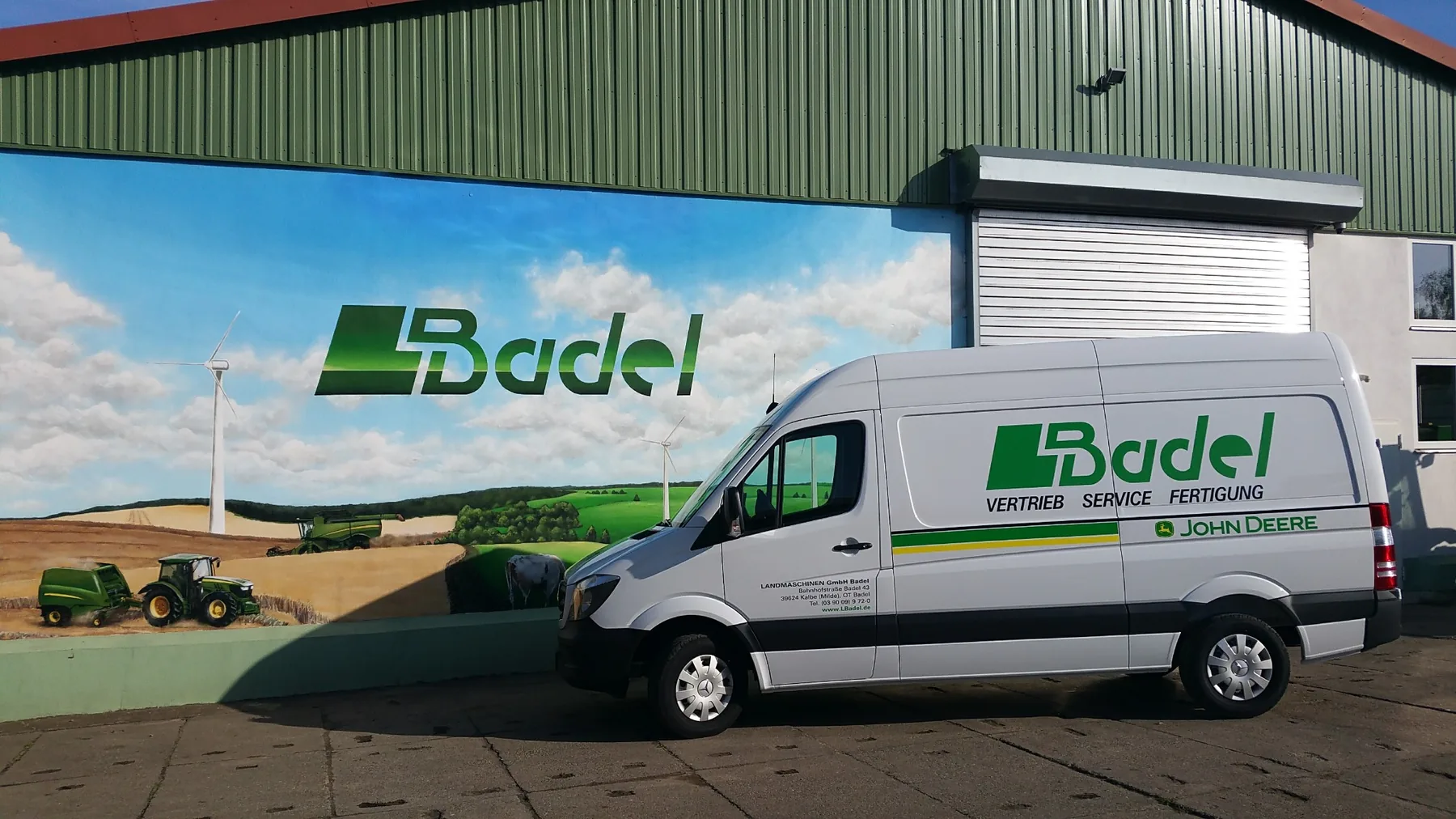 LBadel Servicefahrzeug vor dem Wandbild am Standort Badel