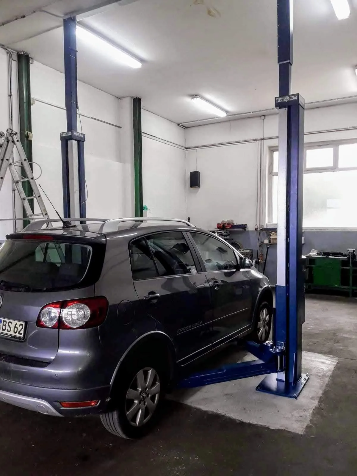 PKW auf Hebebühne in der Werkstatt Rohrberg