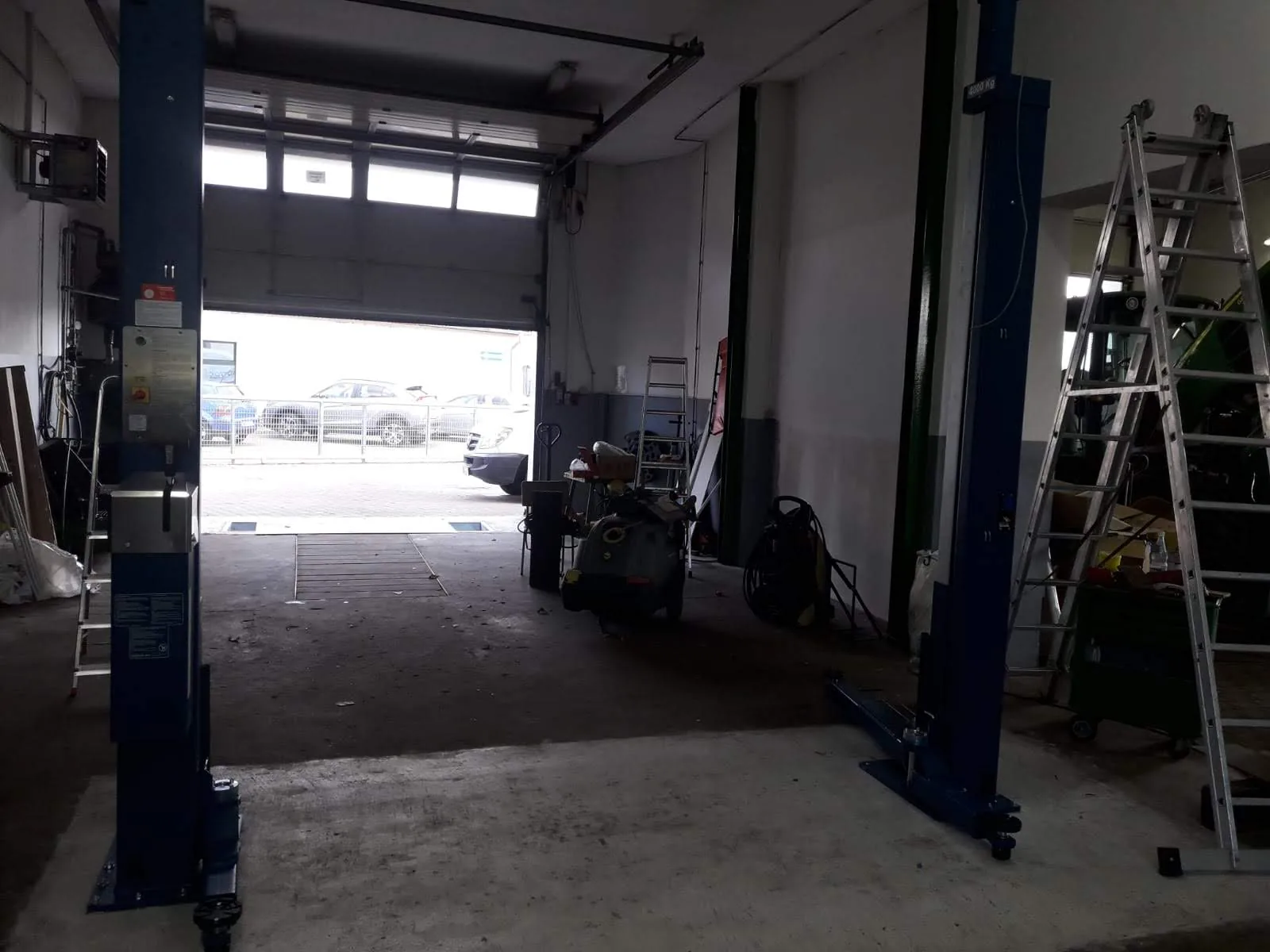 Werkstatt mit Hebebühnen am Standort Rohrberg