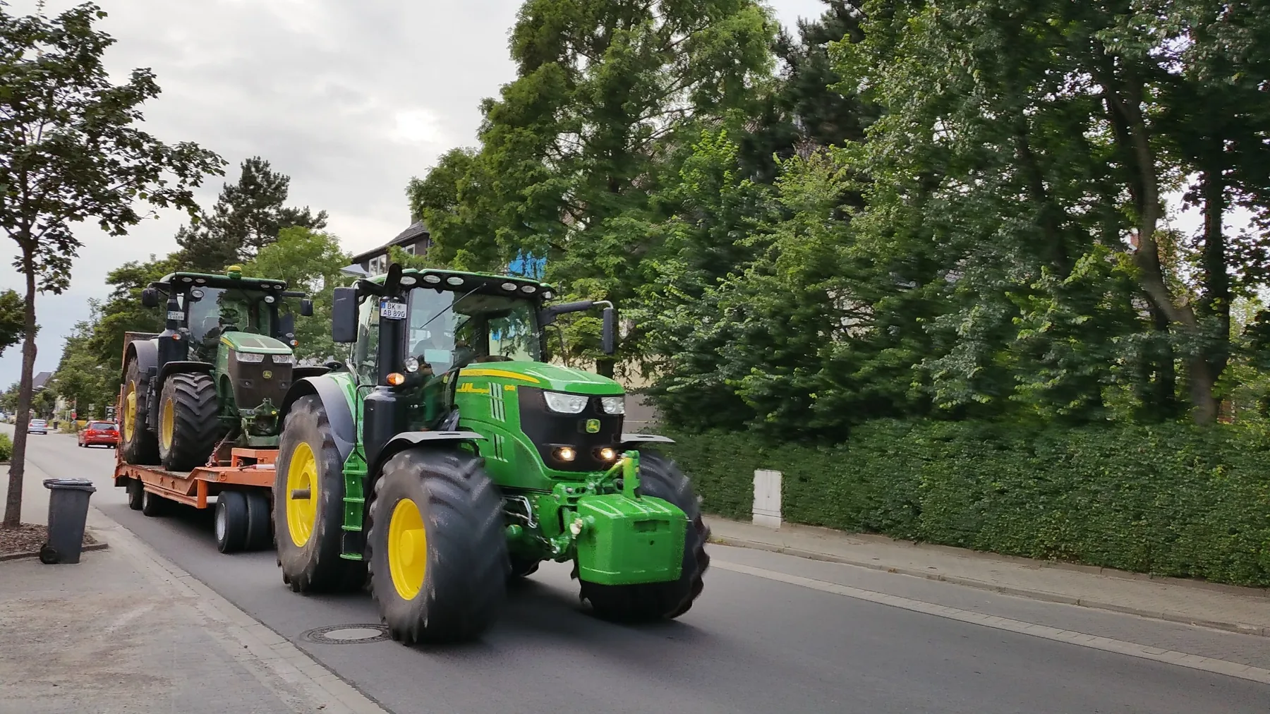 LBadel Tieflader mit Traktor auf der Straße