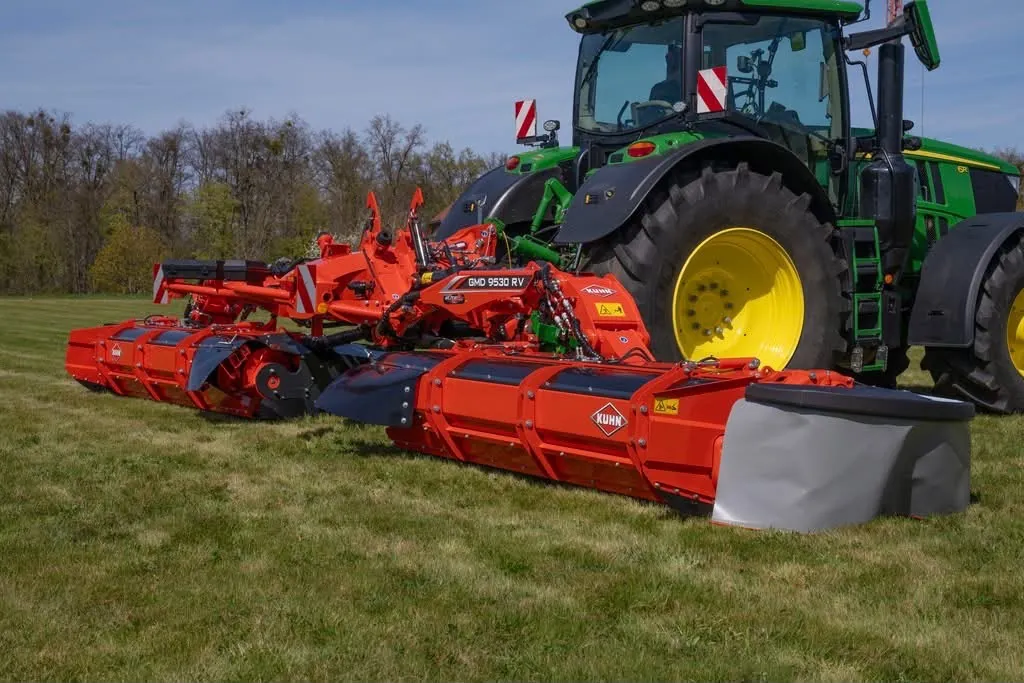 KUHN Mähtechnik an einem John Deere Traktor